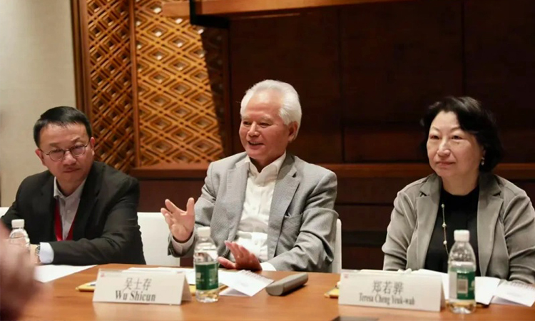 吴士存会见多国驻华使馆外交官 