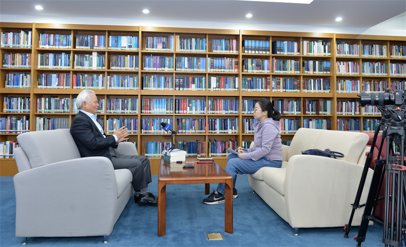 吴士存接受中新社专访