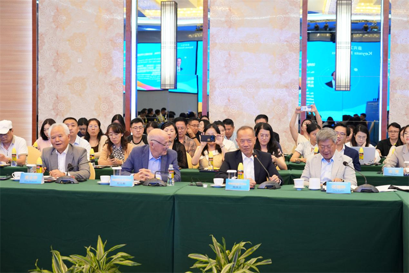 吴士存出席“世界政治经济格局变化下的海南自由贸易港座谈交流会”